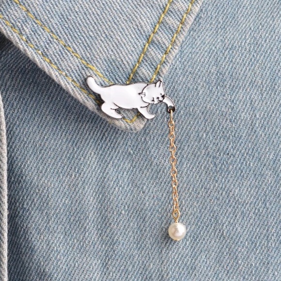 Jewelry - 🎉 New Cat Playing w/ Pearl Enamel Brooch Pin